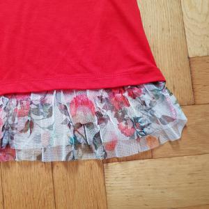 34-es/S-es piros színű virágmintás tüll fodros, rövid ujjú póló, felső