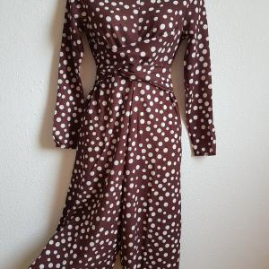 34-es/XS-es csokoládébarna színű, fehér pöttyös bőszárú overál, alkalmi midi ruha