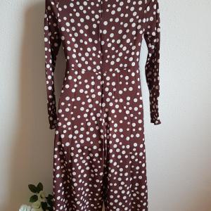 34-es/XS-es csokoládébarna színű, fehér pöttyös bőszárú overál, alkalmi midi ruha