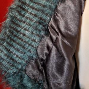 36-os/S-es fenyőzöld színű, fekete csíkós szőrme boleró, alkalmi kiskabát