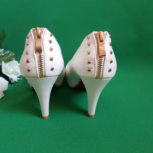 37-es platformos, szegecses fehér menyasszonyi, alkalmi magassarkú cipő zipzár dísszel