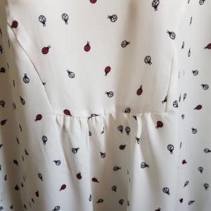 38-as hátul hosszított fazonú katica mintás fehér ing, blúz