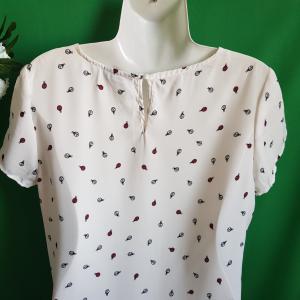 38-as hátul hosszított fazonú katica mintás fehér ing, blúz