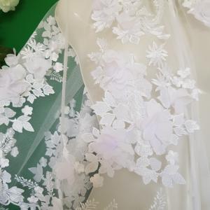 3D virágos, csipkés, hímzett hófehér menyasszonyi pelerin