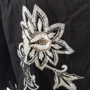 40-es/M-es félhosszú ujjú, pántos, hímzett fekete ruha