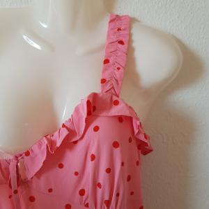 44-es/L-es rózsaszín alapon piros pöttyös, pántos ruha