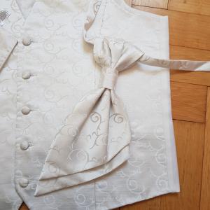 52-es méretű, krém színű, csillogó szatén ceremónia / vőlegény szett: mellény, francia nyakkendő, díszzsebkendő