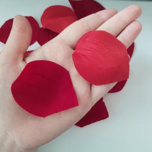 87db mélyvörös színű bársony borítású virágszirom, rózsaszirom