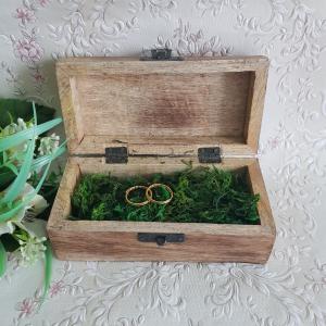 Antique hatású, virág mintás esküvői gyűrűtartó doboz, faládika mohával