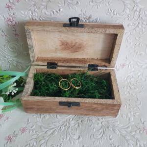 Antique hatású, virág mintás, faragott, strasszkövekkel díszített esküvői gyűrűtartó doboz, faládika mohával