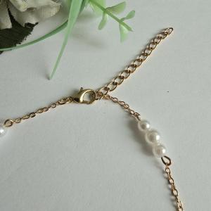 Aranyszínű, fehér gyöngyös karkötő, karlánc