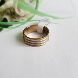 Aranyszínű, matt ezüstszínű, süllyesztett csíkos gyűrű