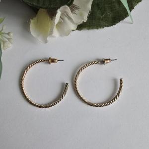 Aranyszínű, sodort lánc motívumos félkarika fülbevaló