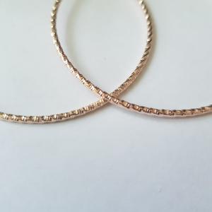 Aranyszínű, sodort lánc motívumos karika fülbevaló