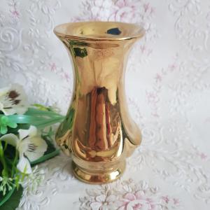 Aranyszínű, szerelmespárt ábrázoló kerámia váza - 2. osztály
