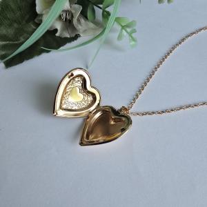 Aranyszínű, vintage stílusú, fényképtartó szív alakú medálos nyaklánc