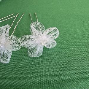 Áttetsző, gyémánt alakú gyöngyös, fehér színű tüll virágos hajtű, hajdísz