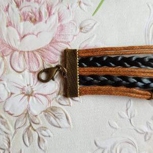 Barna-fekete színű műbőr karkötő fém díszekkel - végtelen jel, szárnyas koponya, DREAM