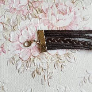 Barna színű műbőr karkötő fém díszekkel - horgony, believe, szárny, végtelen jel