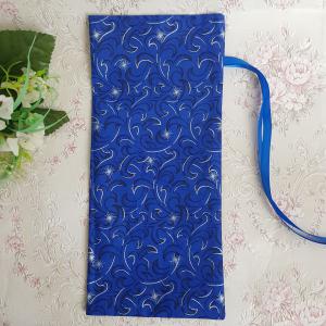 Csillogó ezüst mintás királykék zsák, textil ajándéktasak pezsgőkhöz