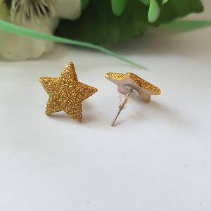 Csillogós aranyszínű, csillag alakú fülbevaló