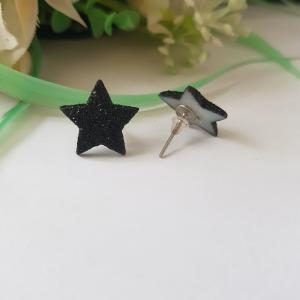 Csillogós fekete színű, csillag alakú fülbevaló