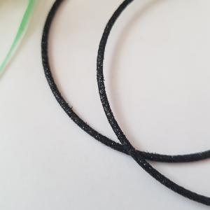 Csillogós, fekete színű karika fülbevaló