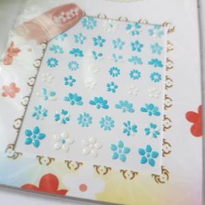 Csillogós, kék-fehér színű, virág alakú öntapadó körömmatrica