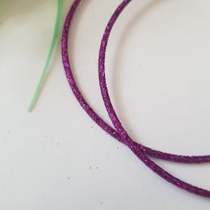 Csillogós, lila színű karika fülbevaló