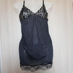 Csipkés, enyhén csíkos szatén fehérnemű szett: babydoll + tanga bugyi