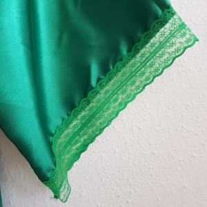 Csipkés ujjú, fűzöld szatén köntös – kb. XL-es