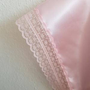 Csipkés ujjú, rózsaszín szatén köntös – kb. L-es