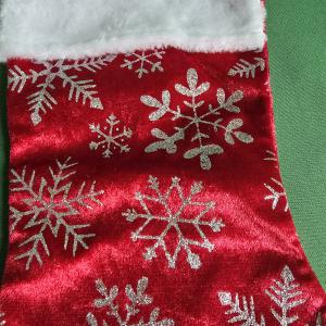 Csizma alakú, ezüst glitteres hópehely mintás mikulás zsák, textil ajándéktasak