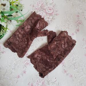 Csokoládébarna színű, egyujjas alkalmi csipke kesztyű