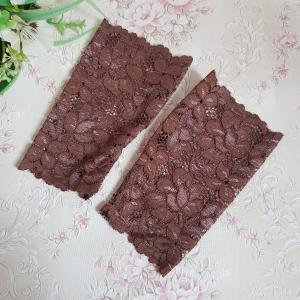 Csokoládébarna színű, ujjatlan alkalmi csipke kesztyű