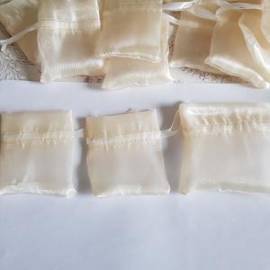 Egyedi méretű arany színű selyem dísztasak, ajándék tasak