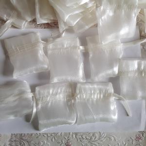 Egyedi méretű ekrü színű selyem dísztasak, ajándék tasak