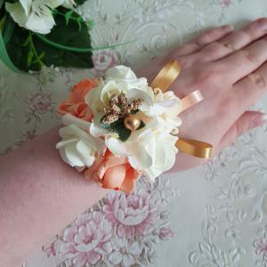 Ekrü-barack-arany színű rózsás, gyöngyös csuklódísz