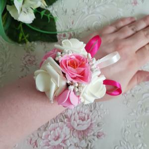 Ekrü-rózsaszín-pink színű rózsás, gyöngyös csuklódísz