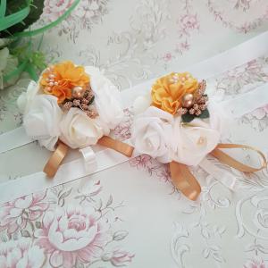 Ekrü-sárga-arany színű rózsás, gyöngyös csuklódísz