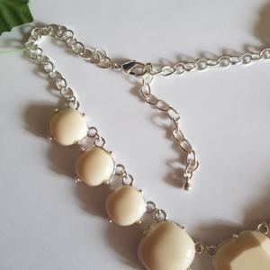 Ekrü színű óriás köves alkalmi nyaklánc