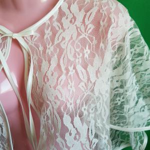 Ekrü színű, szatén szegélyes csipke pelerin, menyasszonyi pelerin, válltakaró