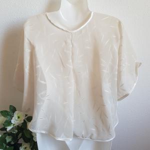 Ekrü színű, szatén szegélyes hímzett muszlin pelerin, válltakaró