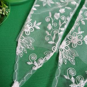 Ekrü színű, ujjra akasztható hímzett csipke kesztyű gyerekeknek