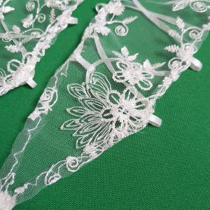 Ekrü színű, ujjra akasztható hímzett csipke kesztyű gyerekeknek