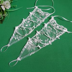 Ekrü színű, ujjra akasztható hímzett csipke kesztyű gyerekeknek