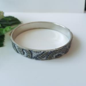 Ezüst-szürke színű, csillogós karkötő, karperec