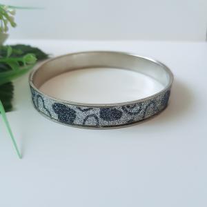 Ezüst-szürke színű, csillogós, szív mintás karkötő, karperec