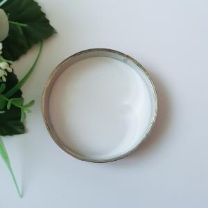 Ezüst-szürke színű, csillogós, szív mintás karkötő, karperec