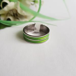 Ezüstszínű, 2 sávos, zöld csíkos gyűrű